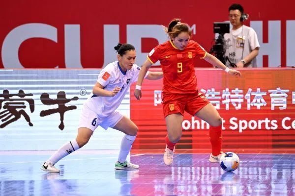 热烈比赛中，女足选手全力以赴