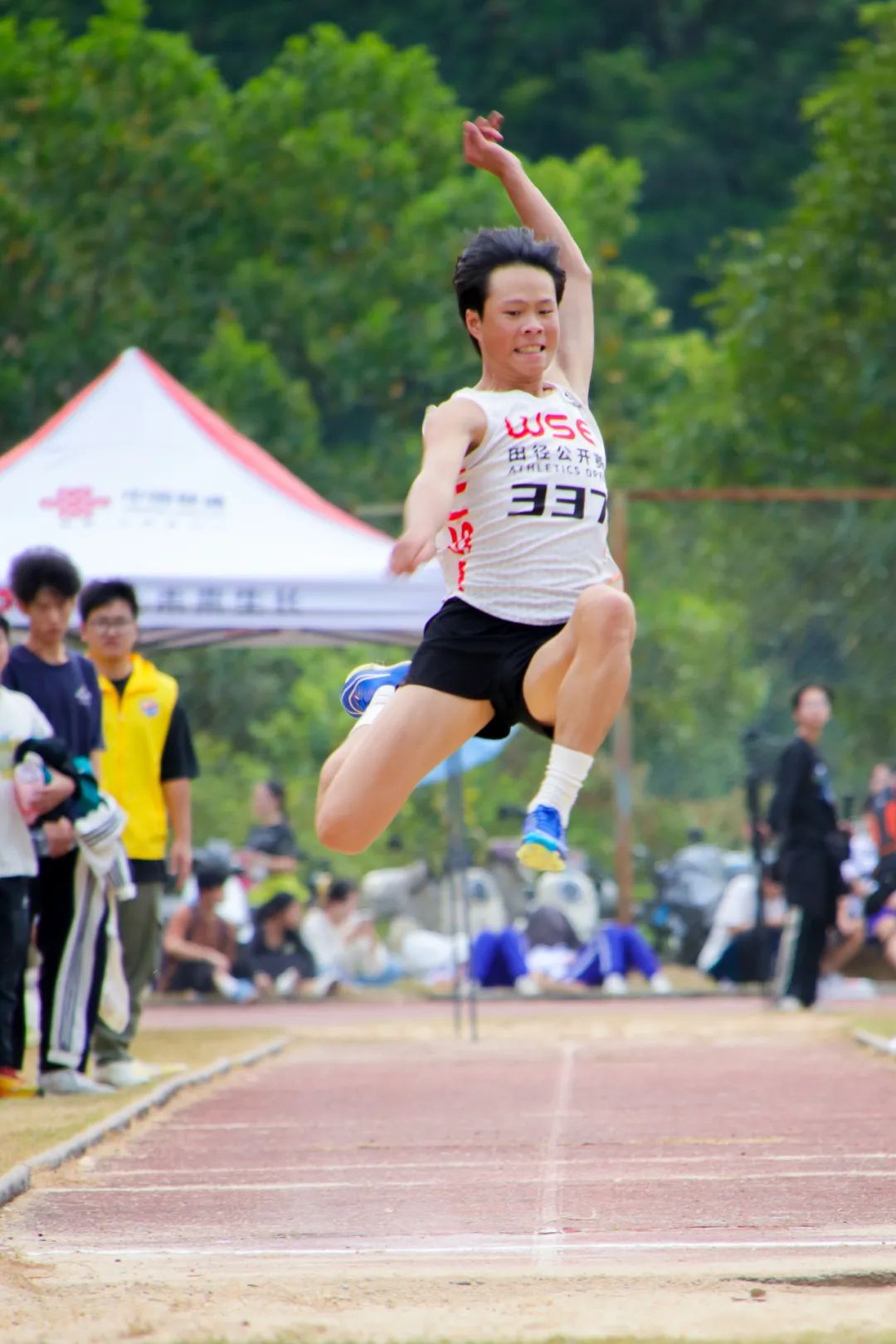 包含精彩瞬间，国内联赛球队奋力拼搏的词条