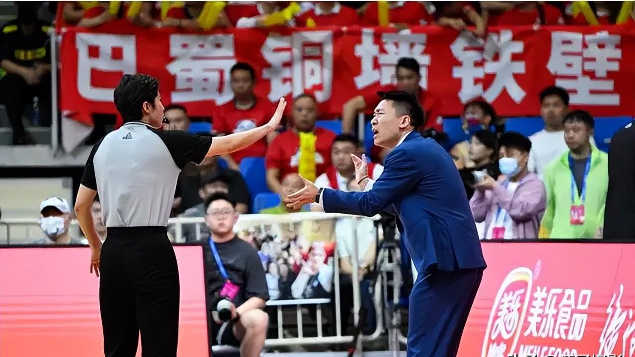 包含不莱梅球员集体伤愁，教练组压力巨大的词条