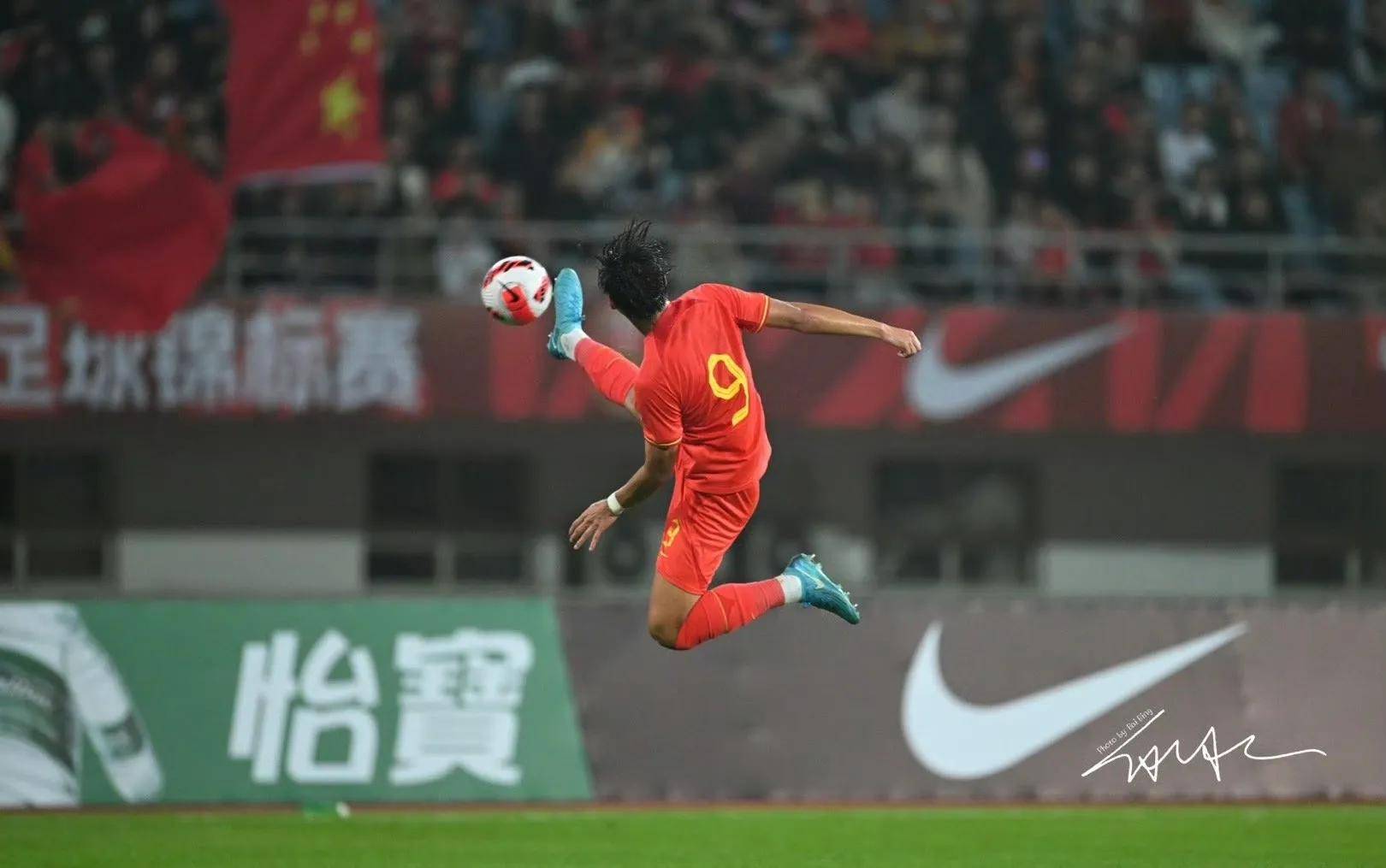 包含国足中锋焦虑，被小将朱鹏宇这一脚踹飞了？的词条