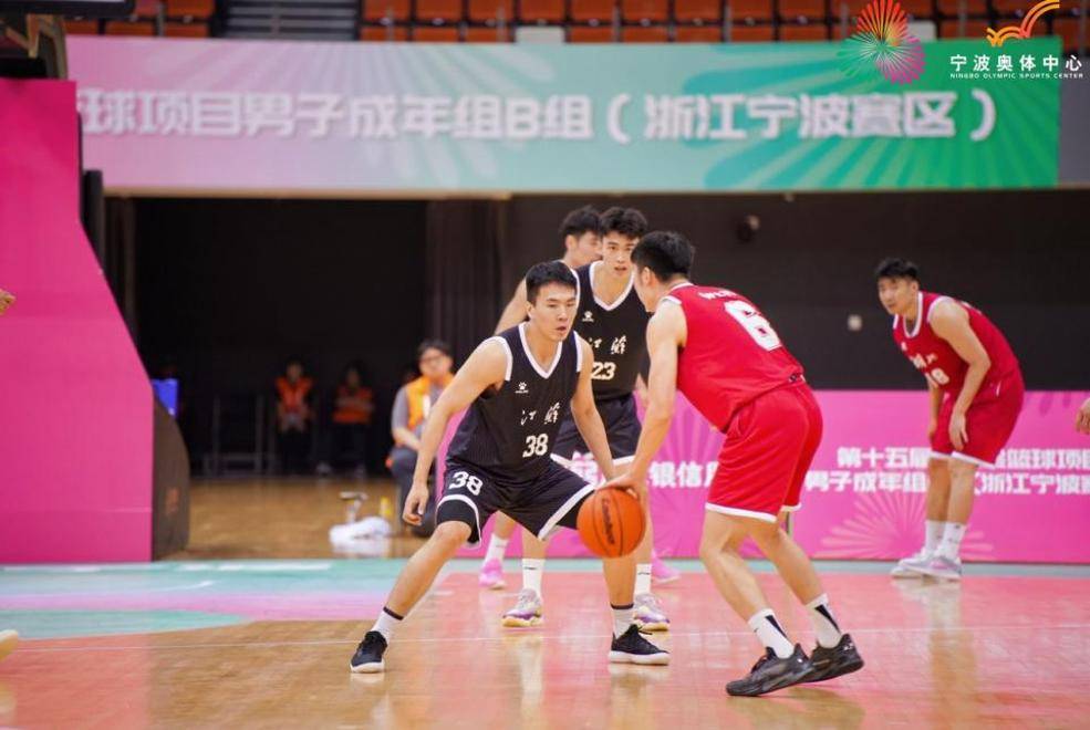 江苏男篮备战对抗浙江队，全队精气神十足的简单介绍
