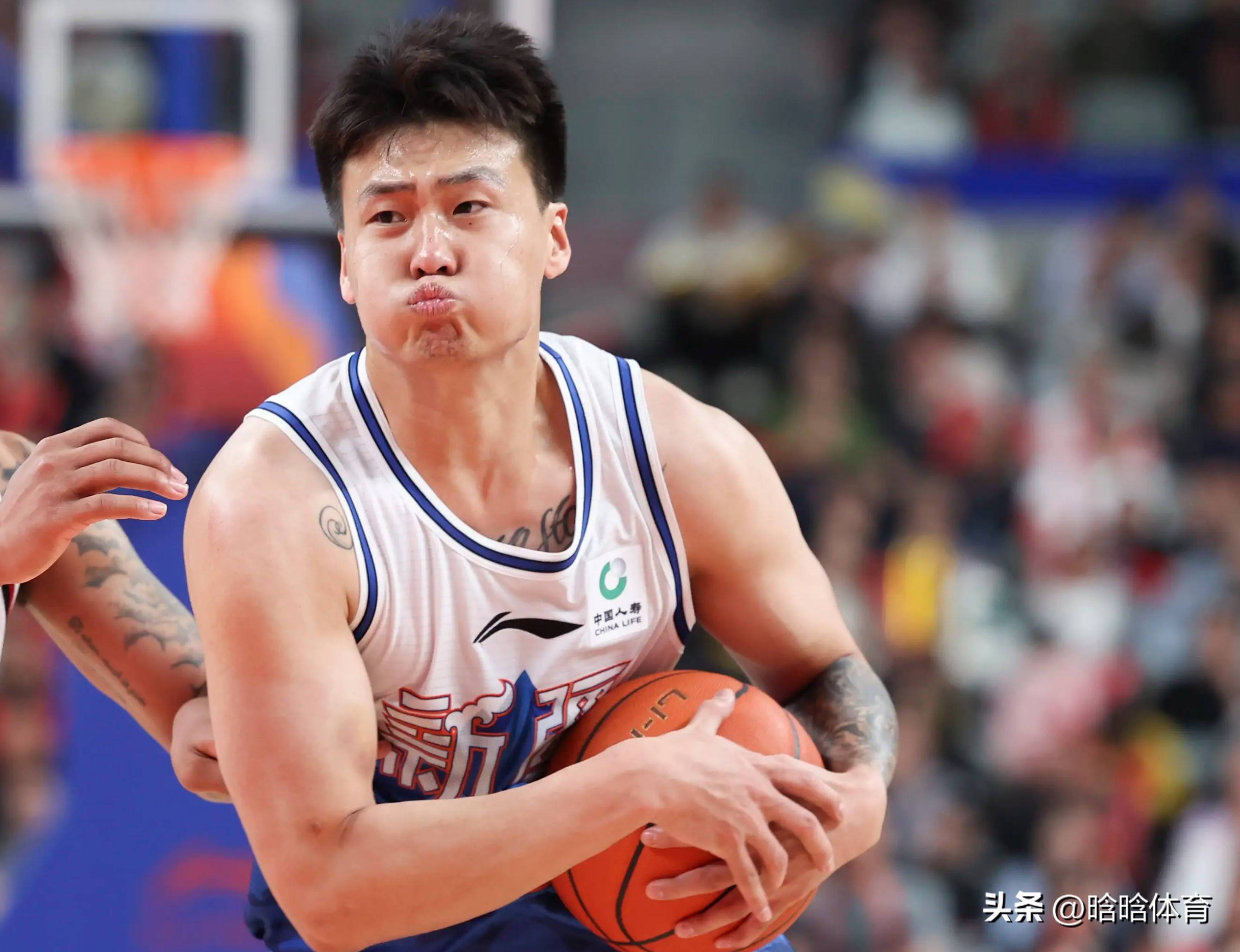 爱奇艺体育-中国男篮集训名单：周琦回归赵继伟赵睿在列(中国男篮21人集训名单郭艾伦周琦王哲林领衔)