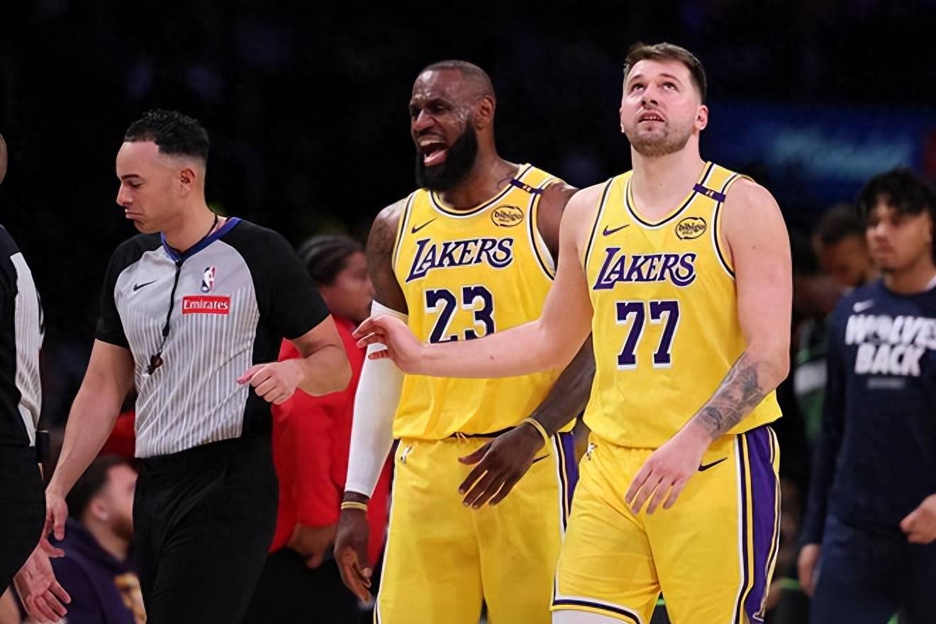 关于NBA-巴斯家族出售部分湖人股份估值100亿的信息
