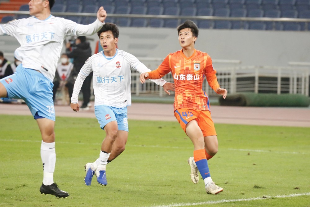 郑铮接班人登场，泰山小将制霸中乙，连续任意球破门狂