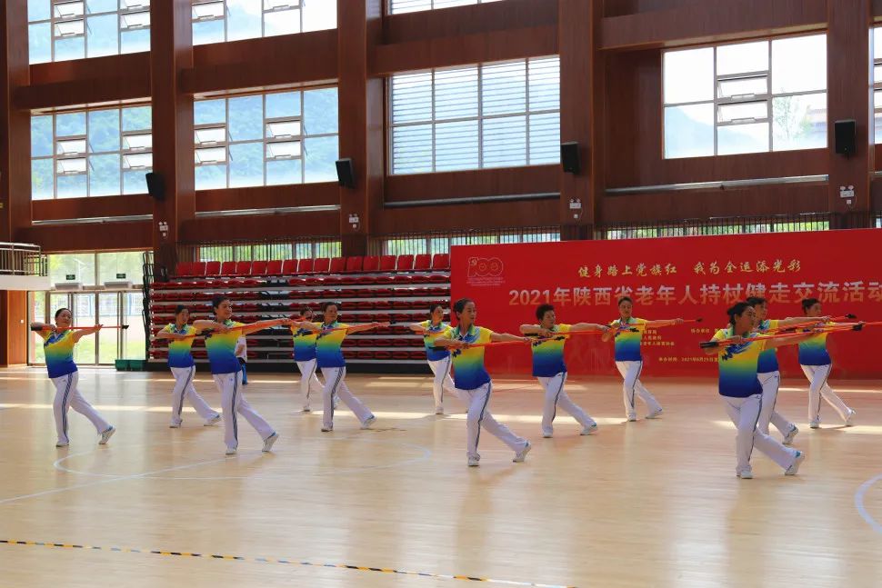 爆发全队合作力量，球队斩获胜利赢得掌声